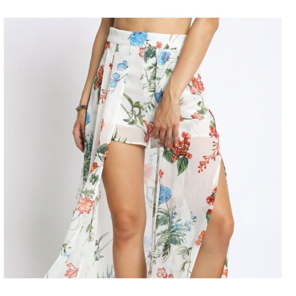 San Souci Floral Maxi Skirt Overlay Shorts, white floral, Size L‎